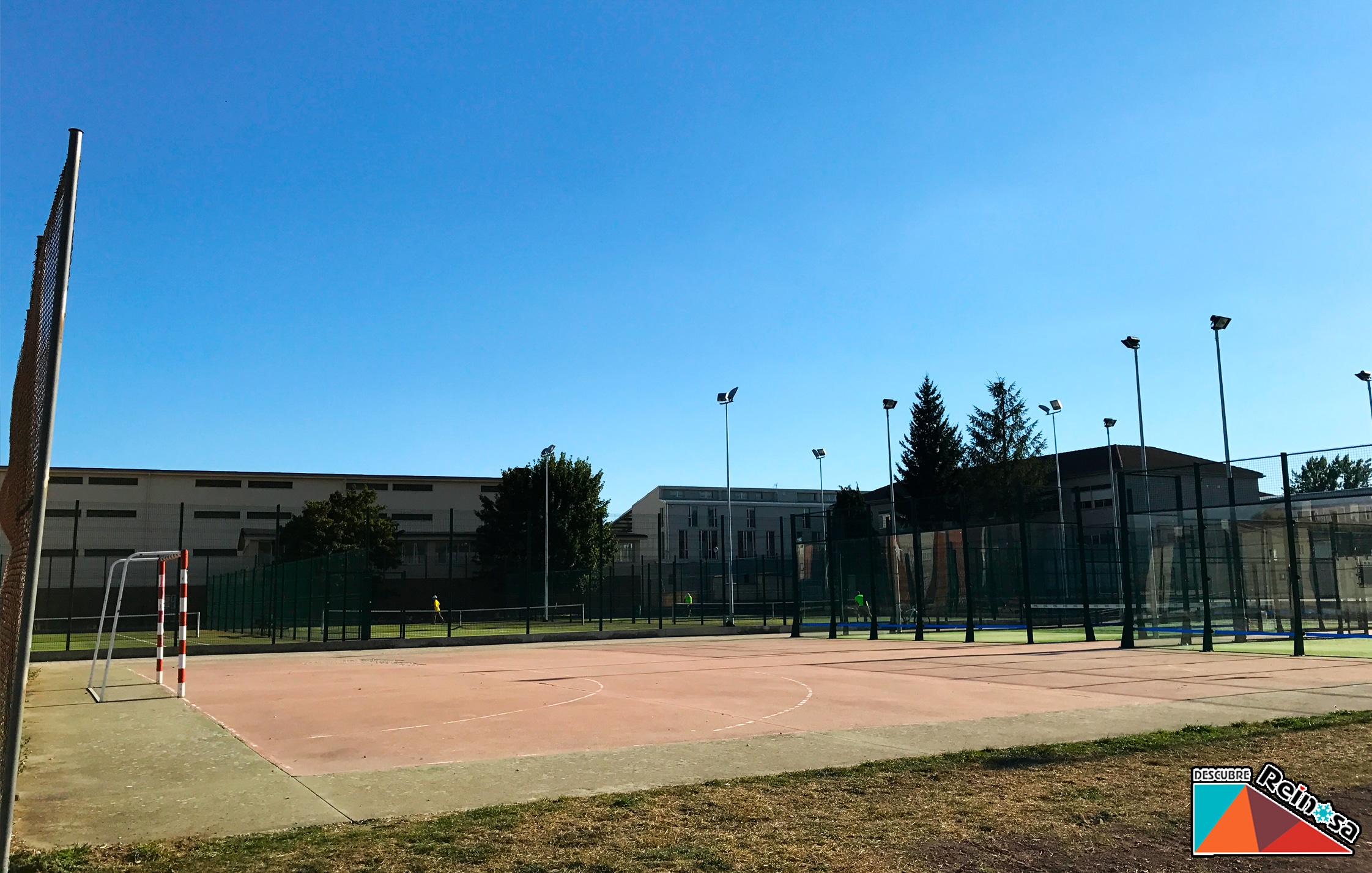 Pista polideportiva de las piscinas